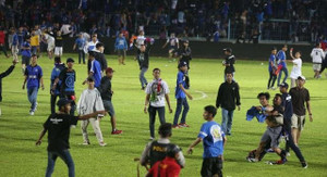 Video: Hàng trăm CĐV giẫm đạp lên nhau, tràn xuống sân đuổi đánh trọng tài