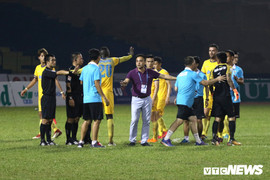 Cảnh sát cơ động hộ tống trọng tài rời sân Thanh Hoá