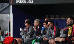Trắng tay ở đấu trường châu Âu, HLV Wenger thêm buồn bã trước ngày chia tay Arsenal
