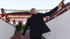 HLV Wenger nói lời xúc động, tặng quà fan nhí ngày chia tay sân Emirates