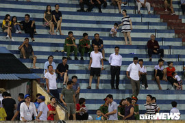 Ảnh: Nam Định bất lực trước Hà Nội, khán giả chán nản bỏ về