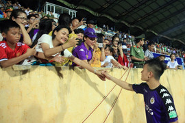 Mẹ Quang Hải vượt trăm cây số, chỉ kịp nắm tay con trai trong giây lát