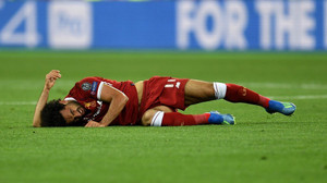 Salah bị bẻ vai, HLV Klopp trách Ramos đá bóng như đấu vật