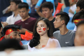Mỹ nhân 'Nóng cùng World Cup' rực rỡ trên khán đài, tiếp lửa U23 Việt Nam