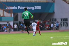 Bùi Tiến Dũng cô đơn ở sân nhà, ăn mừng bàn thắng một mình