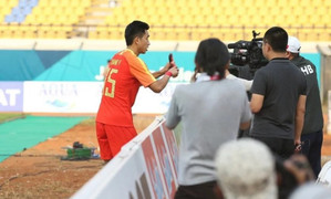 Lần đầu ghi bàn ở ASIAD, cầu thủ Trung Quốc ăn mừng khiến triệu người xúc động