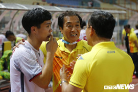 Văn Quyết nhận quà đặc biệt, Công Phượng bị nhắc nhở riêng