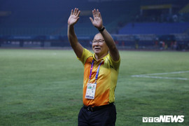 Cổ động viên gửi lời tri ân, HLV Park Hang Seo cúi chào cảm tạ