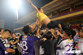 CLB Hà Nội vô địch sớm, bầu Hiển xúc động ôm cả đội mừng chiến thắng