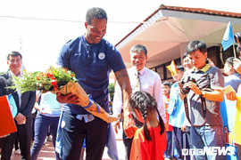 Hàng trăm em nhỏ Hà Nội chiêm ngưỡng cúp Ngoại Hạng Anh cùng sao Man City