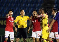 Trọng tài V-League sai lầm ngớ ngẩn: VPF cấm cửa, VFF kỷ luật cả tổ trọng tài