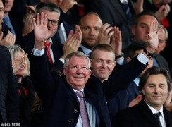 Sir Alex Ferguson đẩy lui bạo bệnh, tràn đầy sinh lực cổ vũ MU trên sân Old Trafford