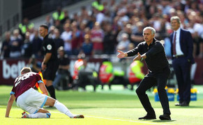 MU thua muối mặt: Hết chê bai học trò, Mourinho lại đổ lỗi cho trọng tài