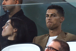 Kết quả Cúp C1: Ronaldo trầm ngâm trên khán đài nhìn Juventus chiếm ngôi đầu của MU