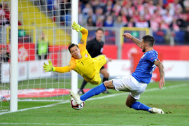 Italia ghi bàn phút bù giờ, tiễn Lewandowski và đồng đội xuống hạng