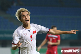 Văn Toàn thừa nhận căng thẳng, chưa đánh giá được phong độ bản thân