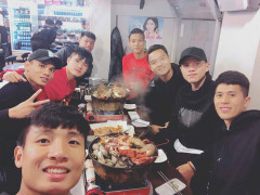 Tuyển Việt Nam chê phở Hàn Quốc, Công Phượng khoe thiệp cưới khiến fan giật mình