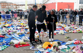 Xúc động cầu thủ vừa chấn thương nặng, chống nạng trở về vĩnh biệt Chủ tịch Leicester