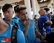 Tuyển Việt Nam đến Lào, Hồng Duy suýt mất ví ở sân bay