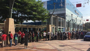 Malaysia bán vé bán kết AFF Cup ở trung tâm thương mại, 'cháy vé' sau 3 tiếng