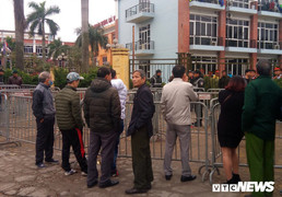 Đám đông tiếp tục vây cổng VFF, công an dựng hàng rào nội bất xuất, ngoại bất nhập