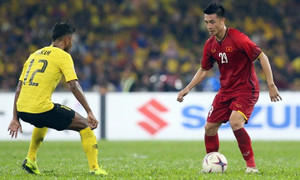 Danh thủ Hồng Sơn: 'Cần di chuyển nhiều để tránh lối đá rát của Malaysia'