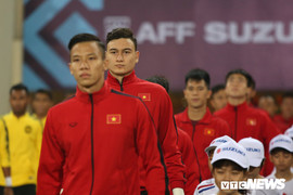 Bố mẹ Đặng Văn Lâm cổ vũ tuyển Việt Nam theo cách đặc biệt