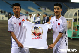 Duy Mạnh, Tiến Dũng tặng quà cảm động cho Đình Trọng sau trận hòa Triều Tiên