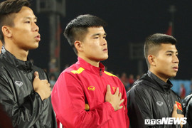 Hậu vệ tuyển Việt Nam chống nạng, rơi nước mắt hát Quốc ca, chia tay giấc mơ Asian Cup