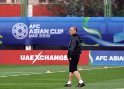 HLV Park Hang Seo tươi cười thư giãn cùng học trò trên sân tập trong ngày sinh nhật