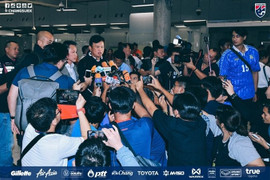 Asian Cup: Tuyển Thái Lan về nước xin lỗi người hâm mộ, nhận đủ khen chê