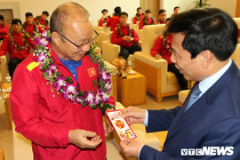 Tuyển Việt Nam về quê ăn Tết, Bộ trưởng Nguyễn Ngọc Thiện tặng lì xì