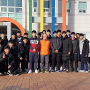 HLV Park Hang Seo về thăm bạn cũ, ký một thùng bóng tặng người hâm mộ