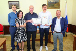 Tết nhiều tiền thưởng, Đặng Văn Lâm tặng bố xe hơi 45 ngàn USD