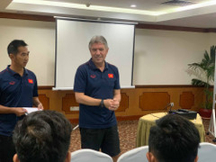 GĐKT Jurgen Gede dạy cầu thủ U22 Việt Nam: 'Tiền nhiều để làm gì?'