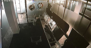 Trọng tài hủy 2 bàn thua cứu Real, truyền hình chiếu cảnh phòng VAR bỏ trống