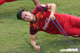 Bùi Tiến Dụng méo mặt, U23 Việt Nam gồng mình tập 'kéo cưa'