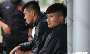 Quang Hải, Tiến Linh ngồi chơi xơi nước, sốt ruột nhìn đồng đội tập luyện