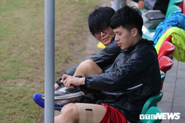 Đình Trọng tập tễnh, HLV Park Hang Seo mời 'cứu binh' từ Hàn Quốc