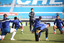 Huyền thoại Incheon United làm thầy mới Công Phượng là ai?