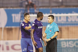 Trọng tài thôi việc, đi làm bảo vệ vẫn được cầm còi ở V-League