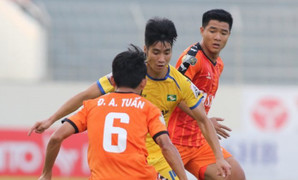 Chê phong độ Hà Đức Chinh, HLV Lê Huỳnh Đức rủ trợ lý tái xuất sân cỏ