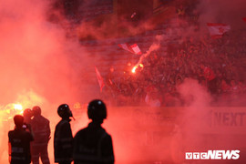 CĐV Hải Phòng đốt pháo sáng, CLB Hà Nội nhận án phạt treo sân