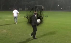 Video: Thi tâng bóng với Ahn Jung-hwan, HLV Park Hang Seo nổi giận 'bốc khói'