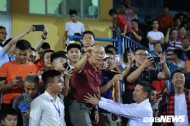 HLV Park Hang Seo trèo lan can gọi học trò, trợ lý Lee vui mừng gặp bạn cũ