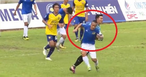 Video: Thủ môn giải Hạng Nhất đấm vào đầu đối thủ, lập tức bị đuổi khỏi sân