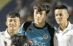 Video: CĐV Thanh Hóa gọi tên, Bùi Tiến Dũng vẫy tay cúi chào khán giả quê hương