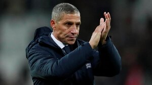 Đội bóng dâng cúp vô địch cho Man City sa thải HLV trưởng