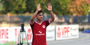 Trợ lý Lee Young-jin dự khán, tiền vệ Việt kiều Martin Lo tỏa sáng giữa trời nắng gắt