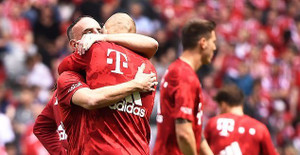 Bayern Munich vô địch Bundesliga, Robben ôm Ribery rơi nước mắt nói lời chia tay
